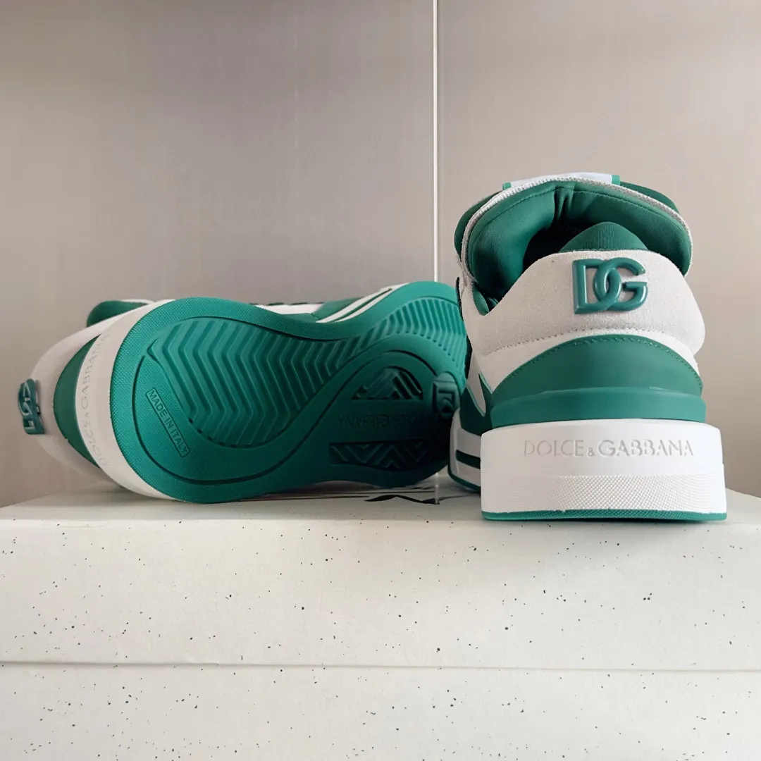 Factory price: 458💰D&G's latest Cushion series casual sports shoes, dad shoes, running shoes, original purchase and development, production, handmade, but always looking to the future. The new Cushion sneakers feature a two-tone suede upper accented by a mesh contrasting printed DG cross logo on the side. The lightweight, grippy rubber outsole is innovatively designed to provide excellent performance, while the jacquard label adds timeless style. Exquisite packaging at the delivery counter🛍📦 ▪️ Fabric: Original custom-made first-layer cowhide ▪️ Lining: Original custom-made breathable towel lining ▪️ Sole: Original open-molded rubber material ▪️ Bottom thickness: 3.5CM ▪️ Size: Men's 38-44, customized 45
